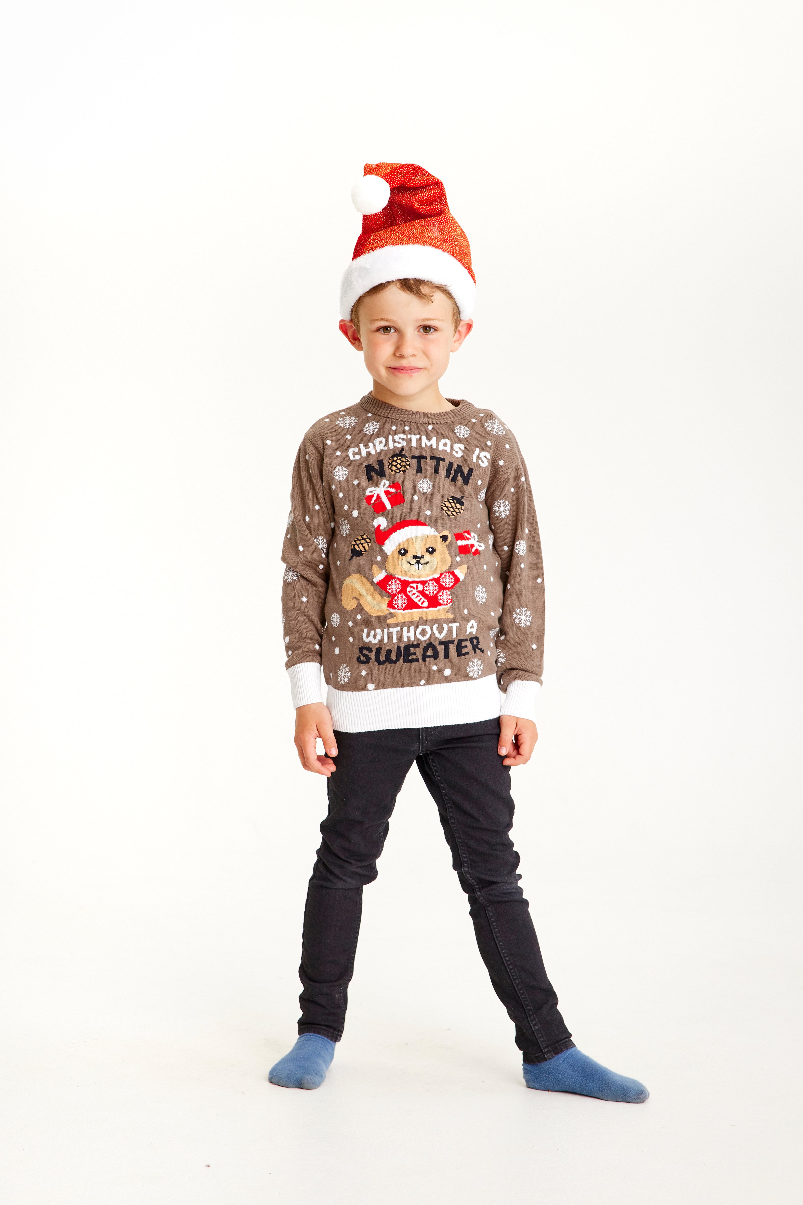 Een kind draagt een bruine kersttrui met de quote